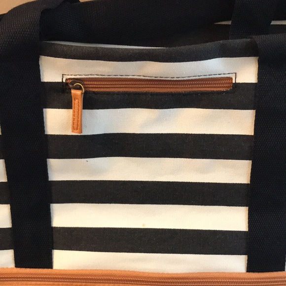 DSW Striped Duffle Bag with zippered compartments - BRAND NEW - Smoke & Pet Free - Picture 3 of 8